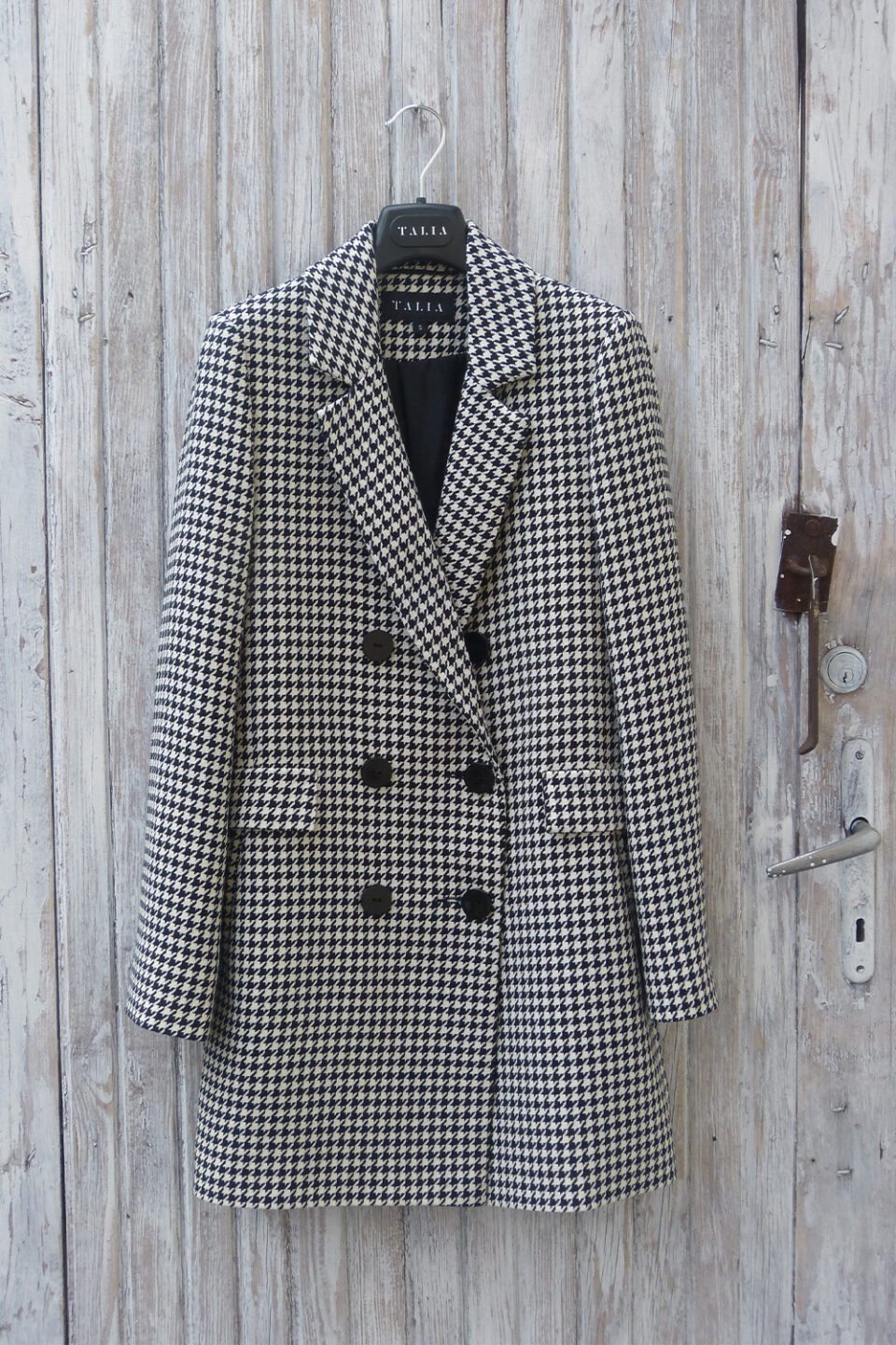 Płaszczyk marynarka w pepitkę czarno białą, dwurzędowe zapięcie na guziki ozdobne parki na przodzie.