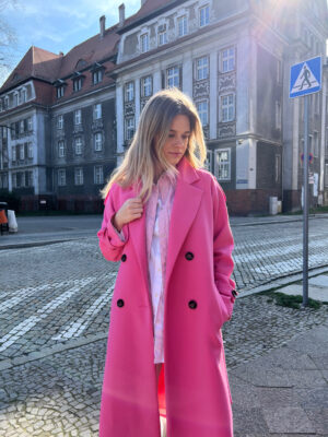 Luźny trencz dwurzędowy z paskiem i raglanowymi rękawami. Uszyty w Polsce z mięsistego materiału, w przepięknym kolorze.