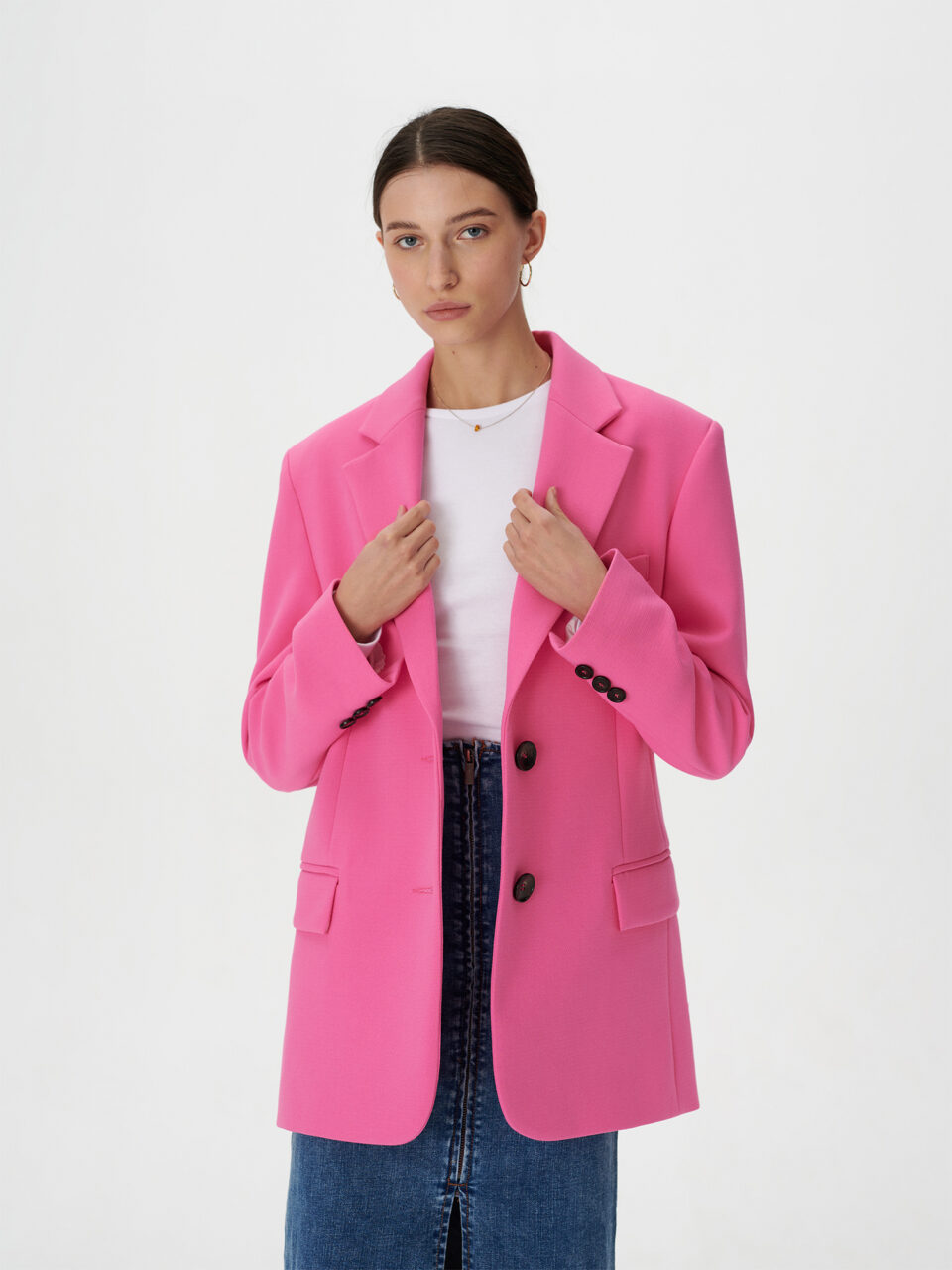 Marynarka jednorzędowa w kolorze różowym, z kontrastowymi guzikami,.