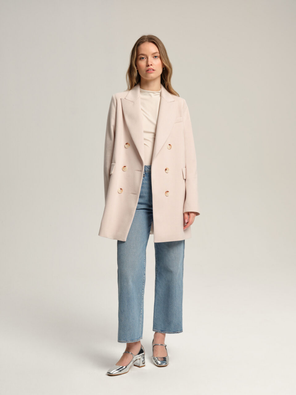 Marynarka dwurzędowa krojem przypominająca dyplomatkę. Długość do połowy uda. Uszyta z miękkiego materiału z przewagą bawełny. Podszewka z acetatu zapewnia komfort noszenia. Ponadczasowy wzór w jodełkę.