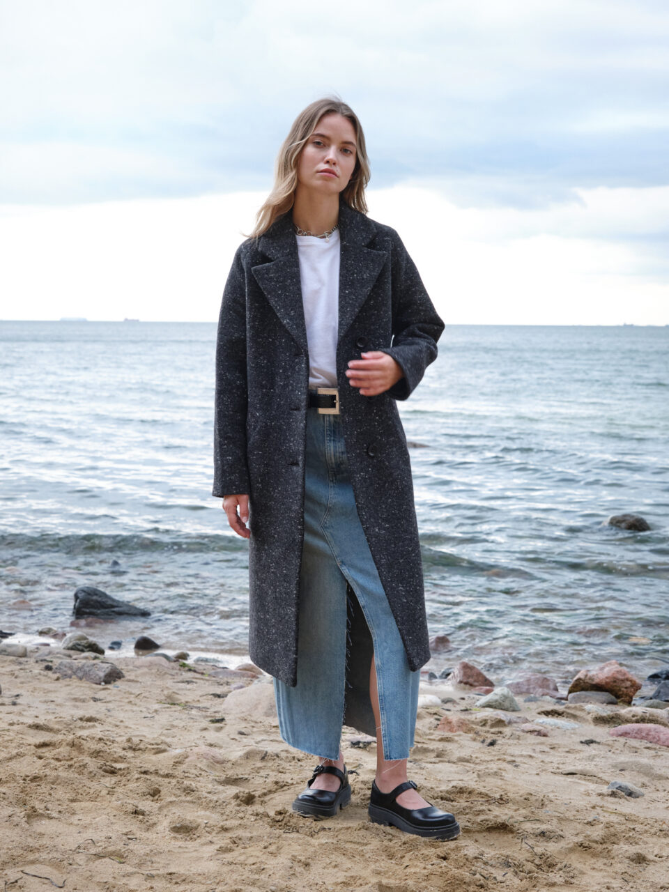 Czarny melanżowy płaszcz wełniany, jednorzędowy, wiązany. Ręcznie krojony. Unikatowy. Swobodny krój i uniwerslany kolor zapewnia komfort noszenia i stylizowania.