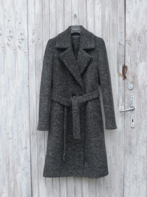 Melanżowy wełniany płaszcz zimowy z dodatkiem kaszmiru. Klasyczny krój, wiązany w pasie. Dopasowany tył i profilowny przód. Klapy wykończone rewersem.