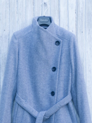 Wysoko zapinany płaszcz damski dodatkowo ocieplany. Fantazyjny kołnierz - zapięty tworzy otulającą stójkę, rozpięty duży kołnierz. Pasujący na różne typy sylwetek. W jodełkę.