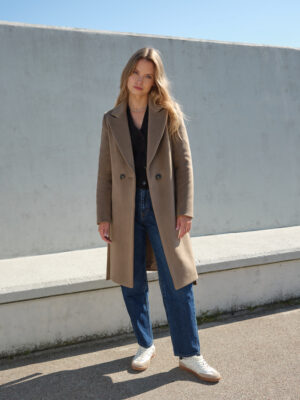 Ocieplany płaszcz damski z paskiem w modnym kolorze taupe. Klasyczny, wygodny krój, bazowy kolor. Świetna alternatywa brązowego płaszcza. Lekki i ciepły - idealny dla niskich osób.