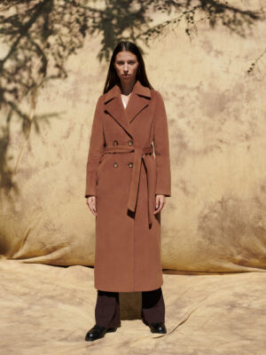 Ocieplany płaszcz do połowy łydki w kolorze koniakowym, dwurzędowy z wiązanym paskiem.