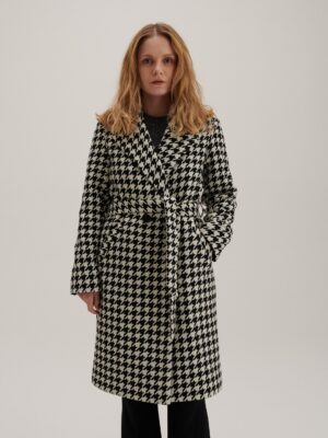 Ocieplany płaszczyk w kolano w ponadczasowy czarno-biały wzór kurzej stopki, wiązany i ocieplany.