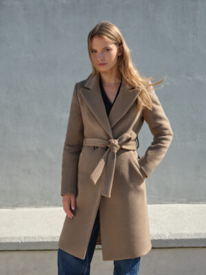 Klasyczny, ocieplany płaszcz zimowy w bazowym kolorze taupe. Minimalistyczny w kroju, opływa sylwetkę podkreślając jej atuty. Świetna baza dla wielu stylizacji.