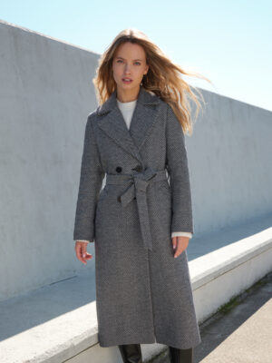 Ocieplany i stylowy płaszcz zimowy w ponadczasową czarno-białą jodełkę. Wygodny, elegancki. Świetny do stylizowania na sportowo, do biura czy na wielkie wyjście. Limitowana edycja.