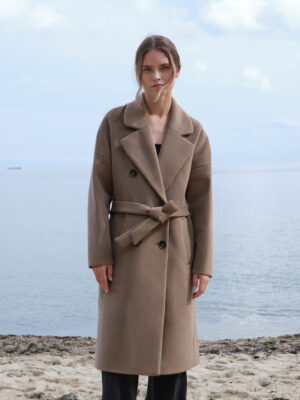 Oliwkowy płaszcz o luźnym kroju, dwurzędowy, wiązany, uszyty z miękkiego materiału z alpaką. Ciepły i zimowy.