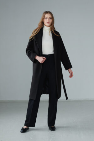 Oversizowy płaszcz jednorzędowy, zapinany na guziki, wiązany, z mieszanki wełny.