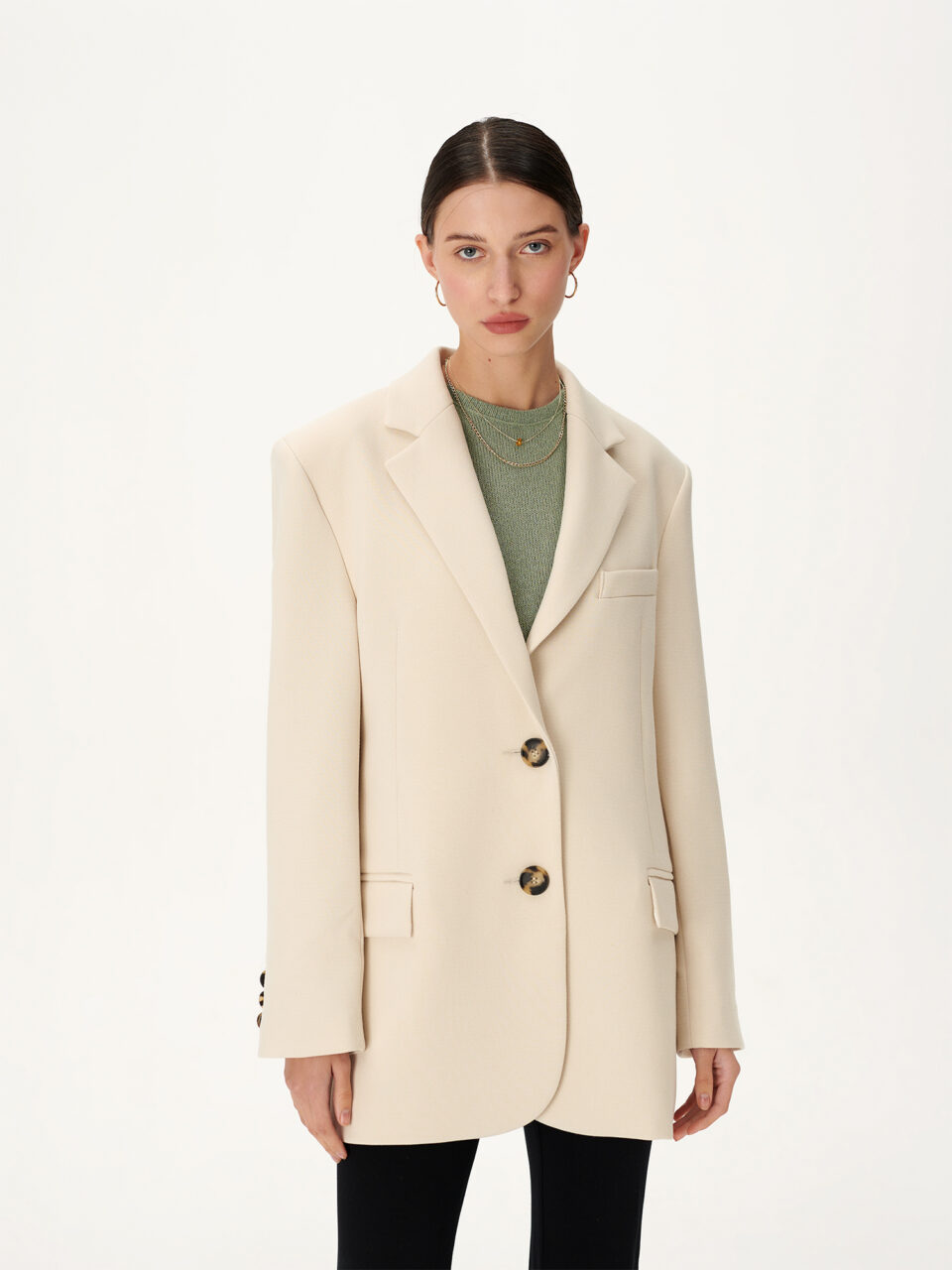 Prosta oversizowa marynarka jednorzędowa z poszerzanymi ramionami i szylkretowymi guzikami