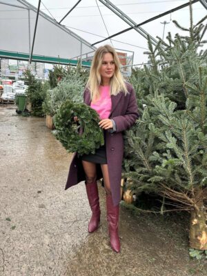 Oversizowy, wełniany płaszcz zimowy zapinany na guziki i dodatkowo wiązany.