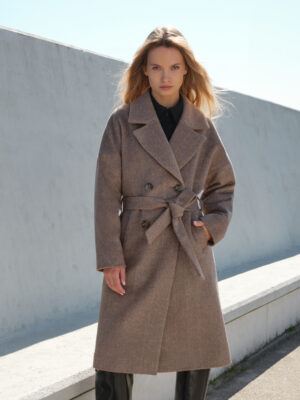 Oversizowy płaszcz zimowy w brązową jodełkę, zaprojektowany, by pomieścić wielowarstwowe stylizacje. Ręcznie układany materiał, by każdy element wzoru jodełki do siebie pasował. Ocieplany, wygodny, utrzymany w modnym stylu hygge. Stawiamy na szyk i komfort.