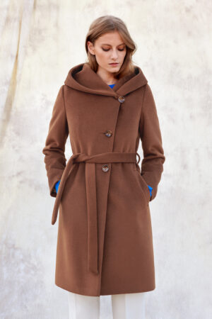 Płaszcz damski z kapturem z wełną z alpaki, wiązany w pasie.