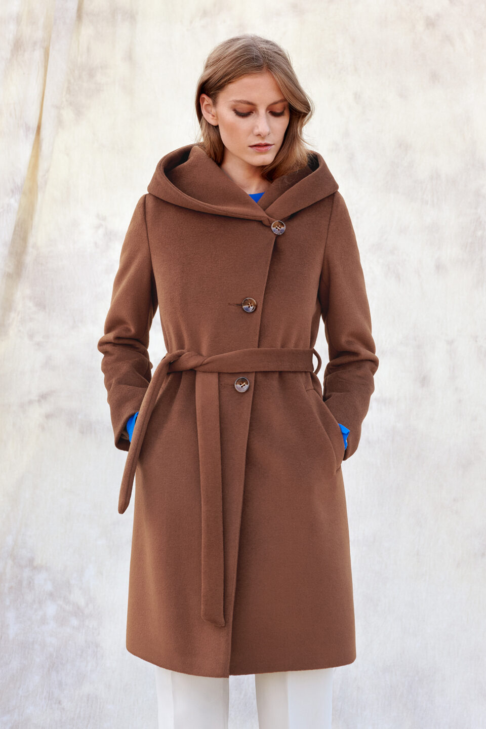 Płaszcz damski z kapturem z wełną z alpaki, wiązany w pasie.