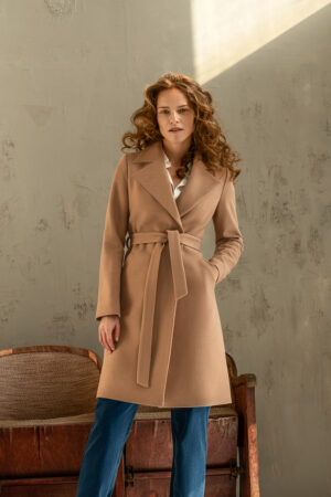 Płaszcz damski w kolorze kamelowym, wiązany w pasie wykończony pięknym kołnierzem typu rewers.