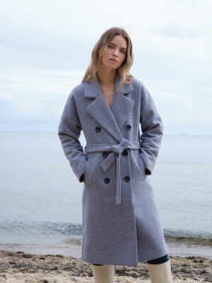 Płaszcz damski zimowy w jodełkę zapinany dwurzędowo na dobrane pod kolor guziki. Wiązany w pasie. Poszerzany kołnierz w stylu reto. Idealny na zimową porę.