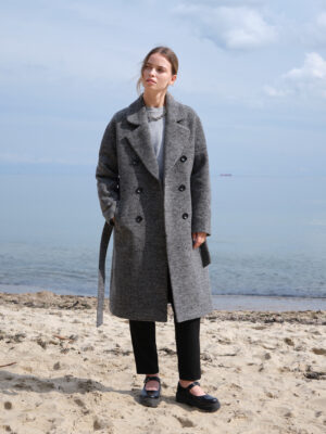 Zimowy płaszcz damski w ponadczasowym kolorze. Luźny, swobodny krój zapewniajacy komfort noszenia i różnorodność stylizacji. Uszyty z mięsistego wełnianego materiału. Funkcjonalny i wygodny. Płaszcz na lata.