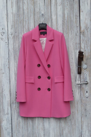 Płaszcz o kroju marynarki, dwurzędowy z ozdobnymi patkami nad kieszeniami.