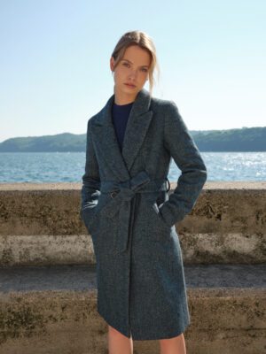 Płaszcz taliowany zimowy z wełny dziewiczej z paskiem. Minimalistyczny krój, miękki i ciepły materiał, klasyczny wzór jodełki. Otula i dodaje szyku. Utrzymany w duchu slow.