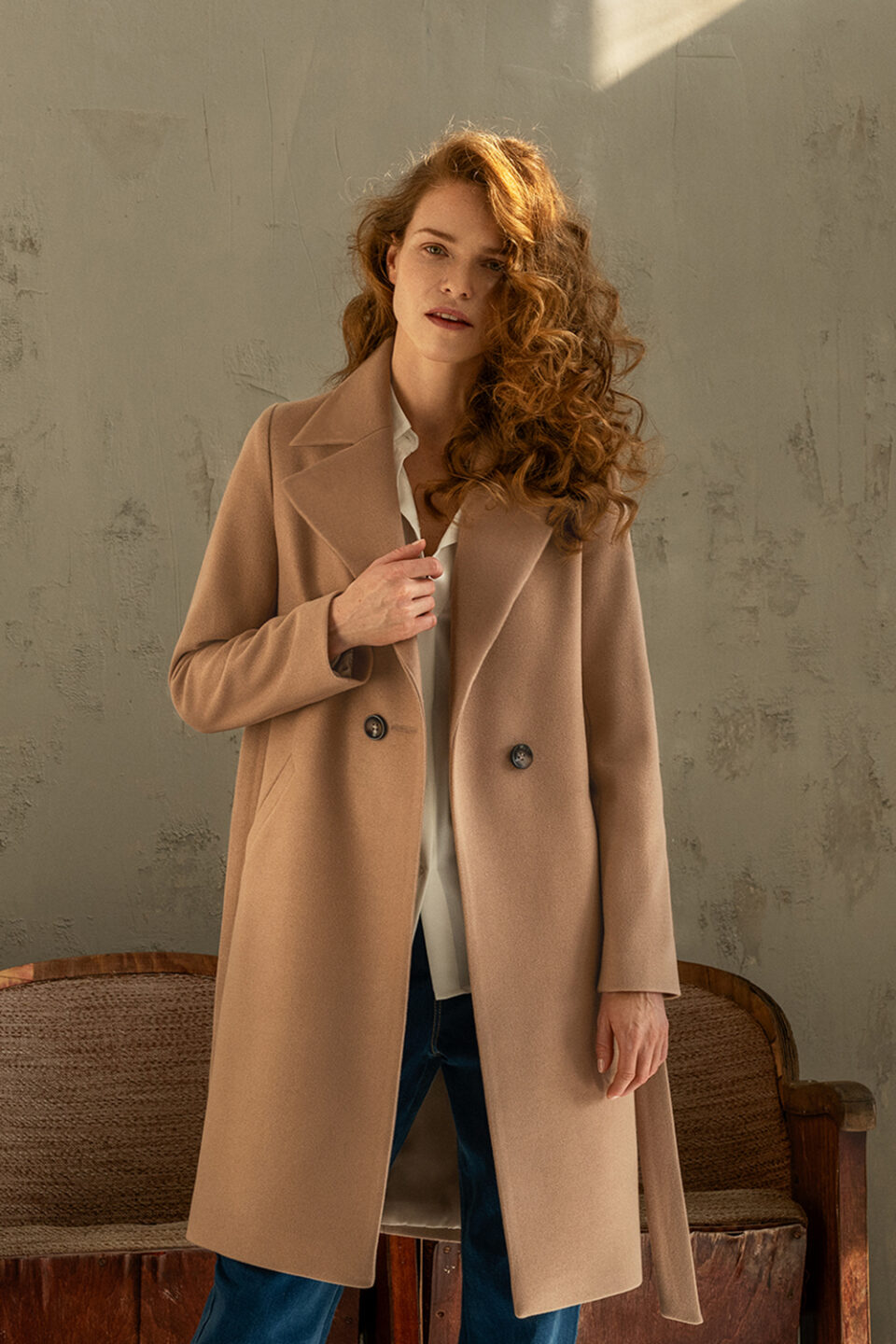 Damski płaszcz zimowy w kamelowym kolorze, zapinany na guziki z pięknym kołnierzem typu rewers