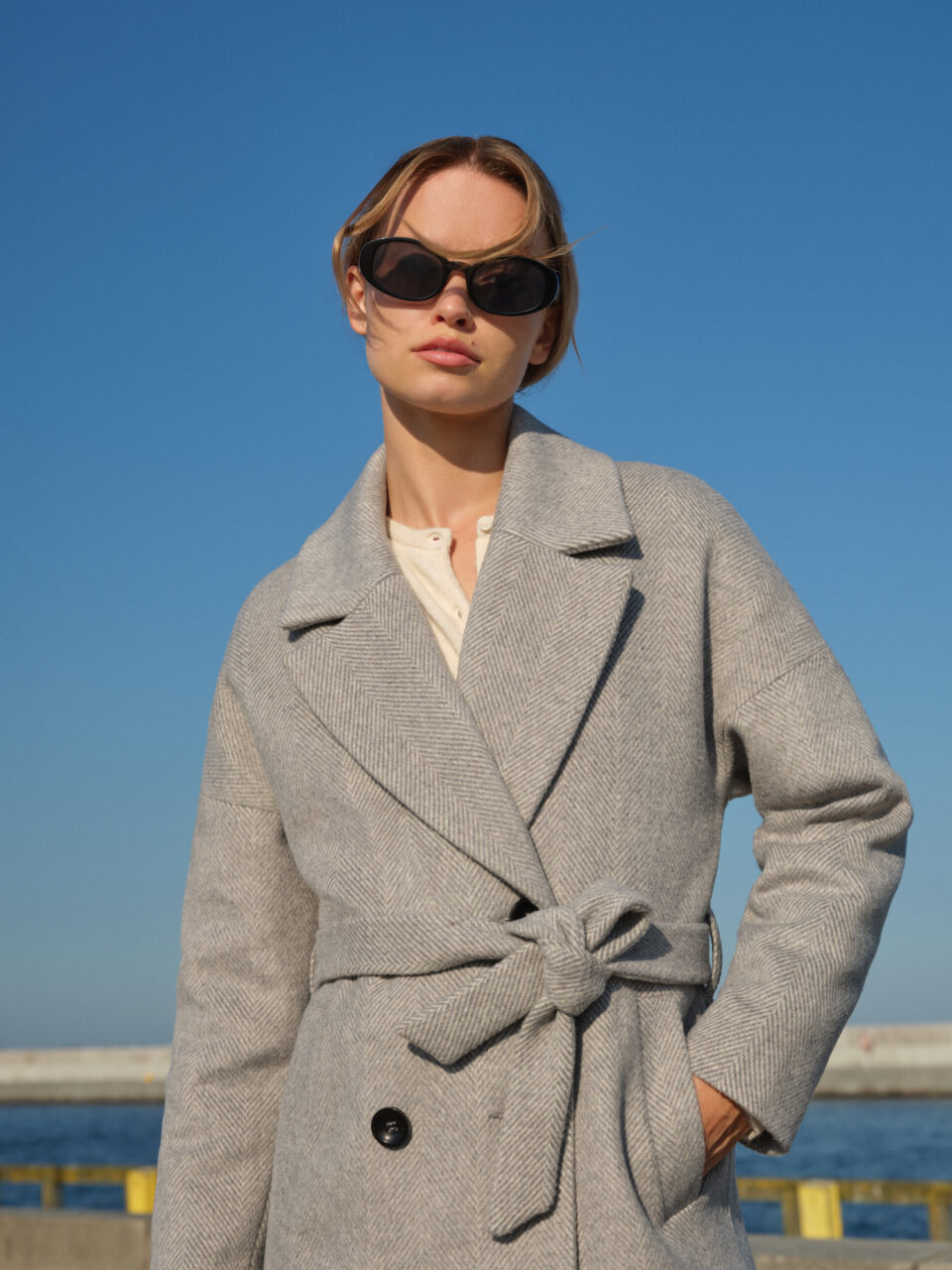 Płaszcz zimowy o luźnym kroju w stylu vintage. Klasyka w nowoczesnym wydaniu. Pudełkowy krój, wzór w jodełkę, oversizowy i swobodny.