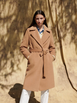 Płaszcz zimowy z alpaką kamelowy wiązany w pasie z kołnierzem typu rewers.