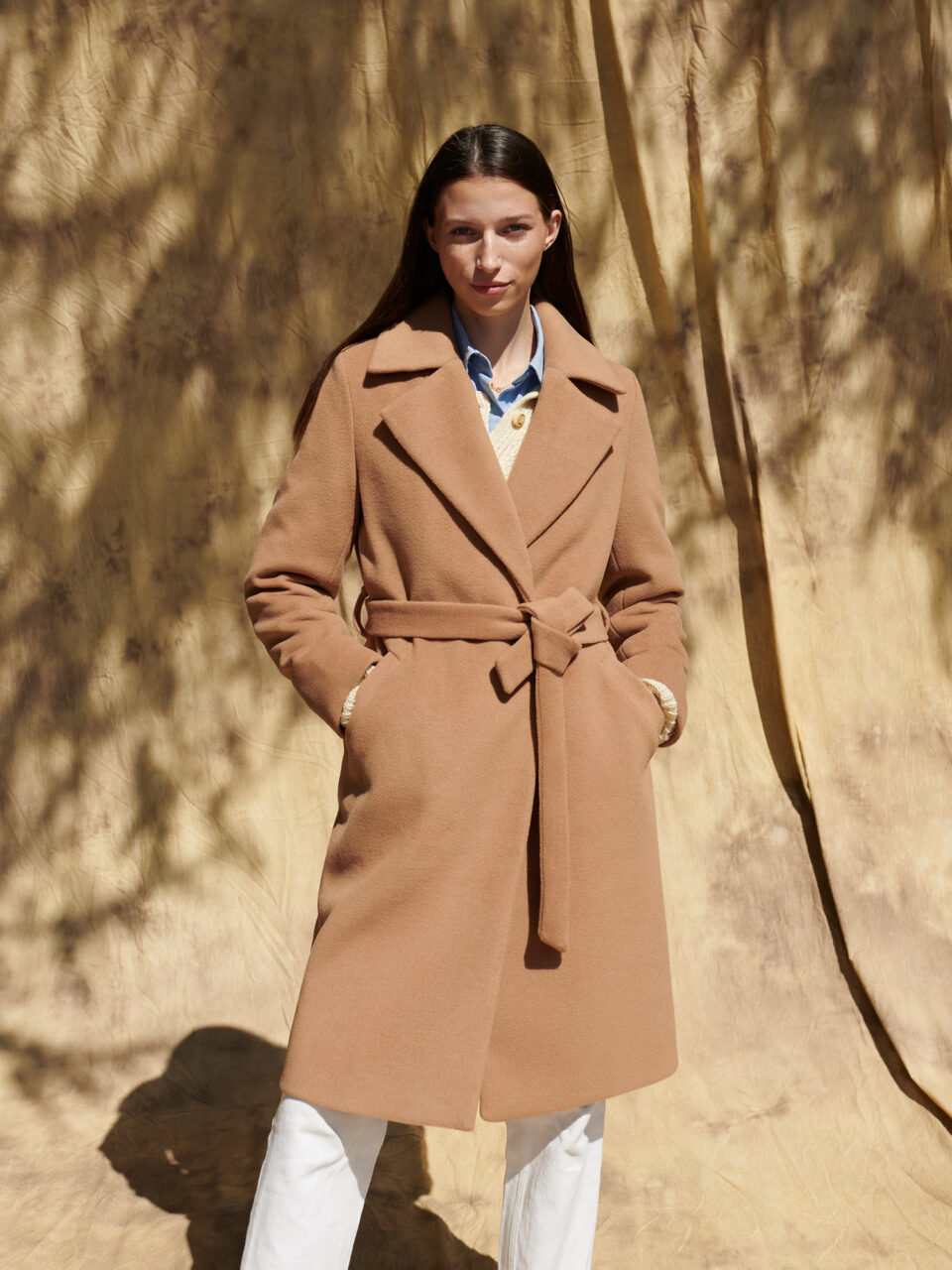 Płaszcz zimowy z alpaką kamelowy wiązany w pasie z kołnierzem typu rewers.