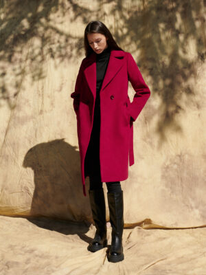Płaszcz zimowy w kolorze wina zapinany na jeden guzik, wiązany w pasie.