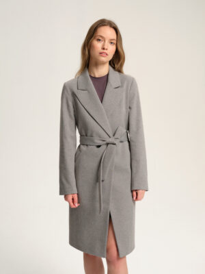 Płaszcz damski z bawełnianej mieszanki w czarno-białą jodełkę. Świetna alternatywa dla prochowca. Taliowany, podkreśla figurę, jednak jej nie przytłacza. Z paskiem. Długość w kolano. Ręcznie szyty.