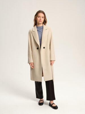 Klasyczny płaszcz damski o taliowanym kroju. Długość w kolano. Wykładany kołnierz typu rewers. Zapinany na guziki i wiązany w pasie. Uszyty z pięknej mieszanki wełny i podszewki acetatowej. Idealny na przejściowe pory roku. Materiał w ciekawy wzór.