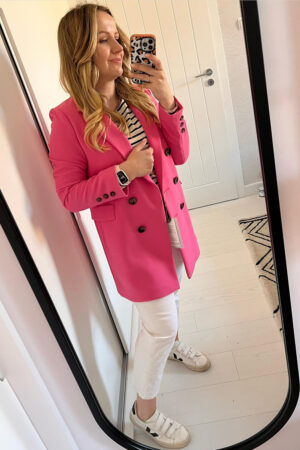 Płaszczyk wiosenny w fasonie dwurzędowej marynarki w kolorze różowym.