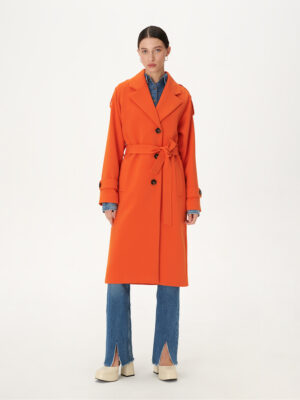 Długi, jednorzędowy trencz w modnym kolorze pomarańczowym. Luźny fason, wiązany. Dopamine dressing.