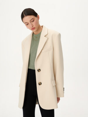 Wiosenna marynarka z szerokimi ramionami w luźnym oversizowym stylu w kolorze śmietanowym.