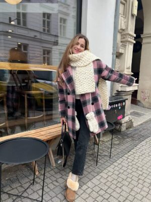 Pudełkowa kurtka zimowa ocieplana, oversizowa w różowo-czarną kratę.