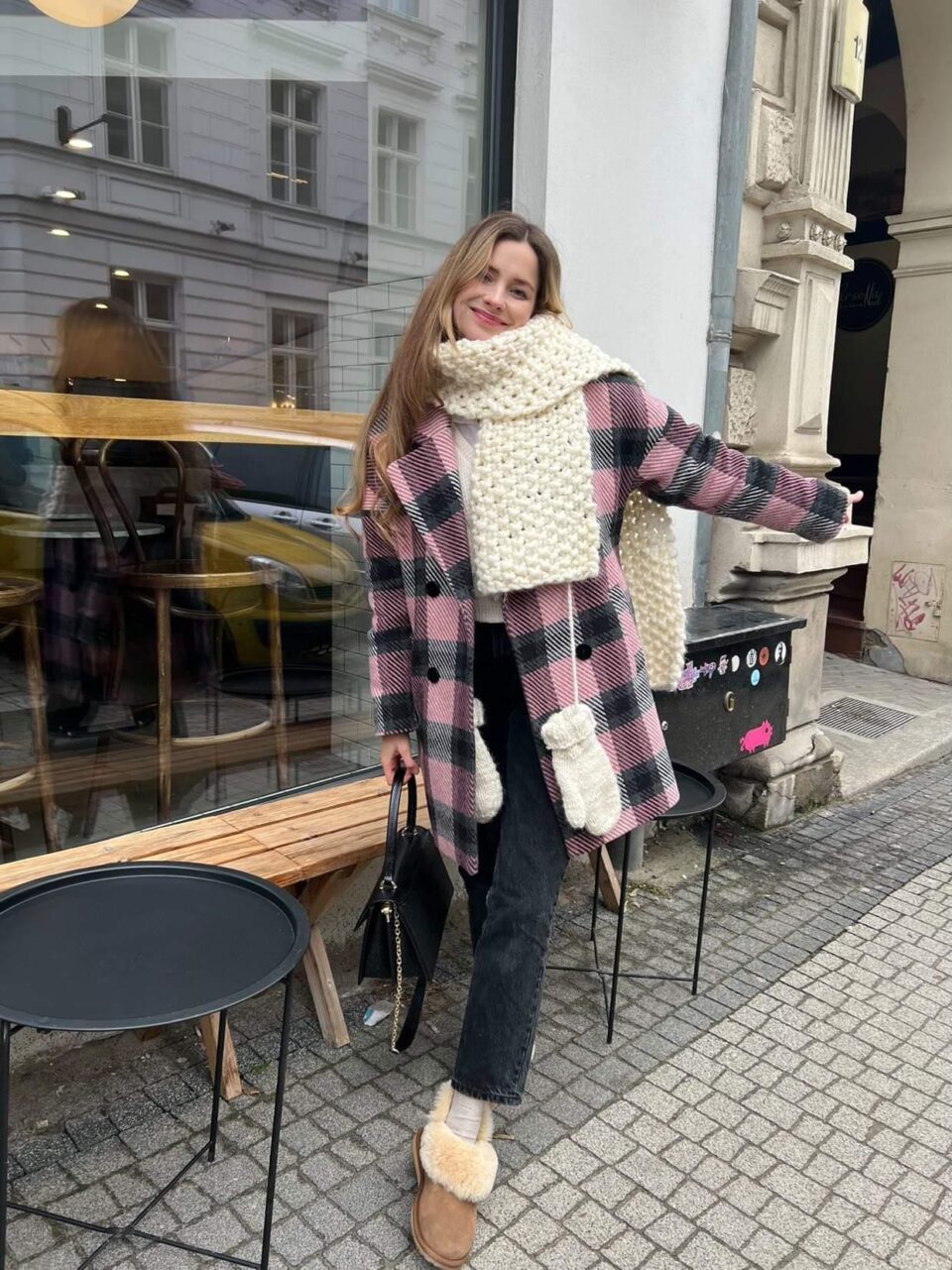 Pudełkowa kurtka zimowa ocieplana, oversizowa w różowo-czarną kratę.