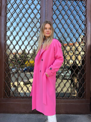 Różowy wiosenny trencz damski w oversizowy stylu. Zapinany dwurzędowo, piękny kołnierz rewers. Wiązany w pasie.