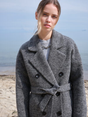 Szary, melanżowy płaszcz zimowy. Zapinany dwurzędowo. Wiązany. Minimalistyczny krój, ponadczasowy kolor i świetny wełniany materiał.