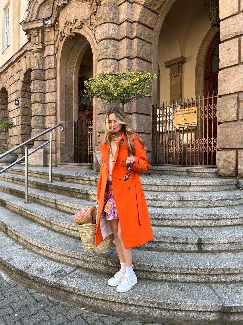 Trencz damski o klasycznym kroju. Zapinany dwurzędowo na guziki. Dopasowany do sylwetki. Wiązany w pasie. Delikatnie rozkloszowany ku dołowi.