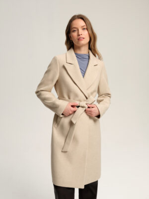 Taliowany płaszcz damski z mieszanki wełnianej o lżejszej gramaturze. Idealny na przejściowe pory roku. Klasycznie wszywane rękawy, kołnierz typu rewers. Wiązany w pasie. Długość w kolano.