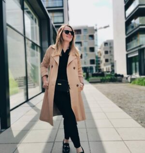 Dwurzędowy trencz z kolorze karmelowym wiązany w pasie