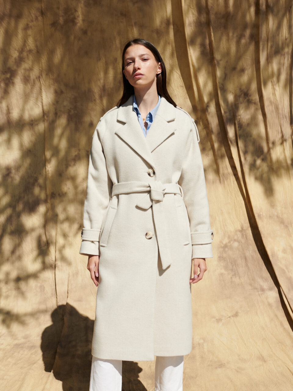 Płaszcz trencz zimowy ocieplany w ponadczasowym stylu w ciekawej kolorystyce.