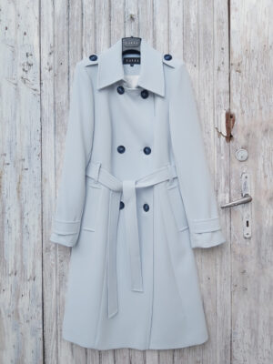 Klasyczny dwurzędowy trencz damski na przejściowe pory roku. Uszyty z mięsistego materiału i acetatowej podszewki zapewniającej komfort niezależnie od pogody. Produkt Polski uszyty w naszej rodzinnej pracowni z dbałością o każdy szczegół. Idelany na wiosnę i jesień.