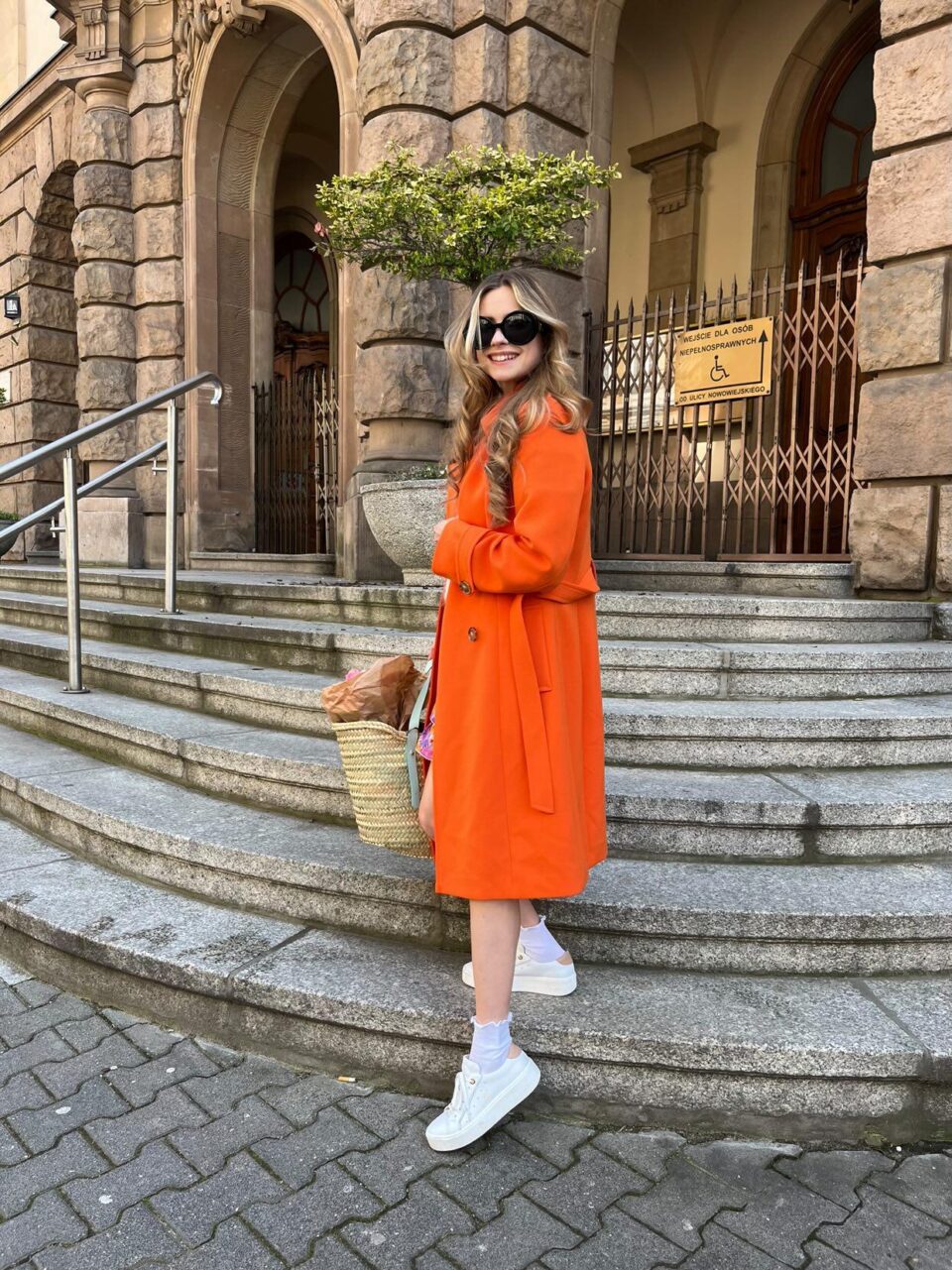 Trencz damski o klasycznym kroju w energetycznym pomarańczowym kolorze. Zapinany dwurzędowo, z delikatnymi patkami na ramionach i rękawach. Szyty ręcznie w naszej rodzinnej pracowni. Doskonale komponuje się z codziennymi stylizacjami, jak i kreacjami wieczornymi.