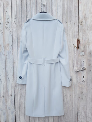 Trencz damski dwurzędowy o dopasowanym kroju i wiązany w pasie. Kołnierz na delikatnej stójce, podpięty chroni przed wiatrem. Rozpięty tworzy kołnierz typu rewers. Błękitny kolor wzbogaci wiosenne stylizacje. Produkt Polski.