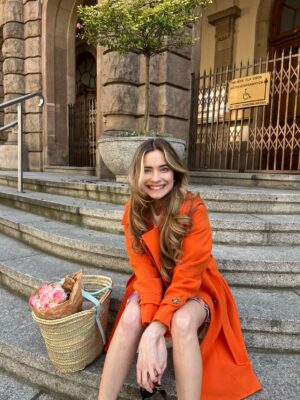 Klasyczny trencz dwurzędowy o dopasowanym kroju. Rozpięty ostatni kołnierz tworzy rewers. Podpięty chroni przed chłodem. Energetyczny, pomarańczowy kolor.