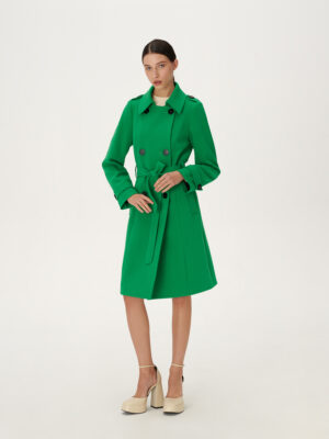 Klasyczny trencz o dopasowanym kroju, dwurzędowy, wysoko zapinany, wiązany w pasie, długość w kolano. Bogata kolorystyka.,