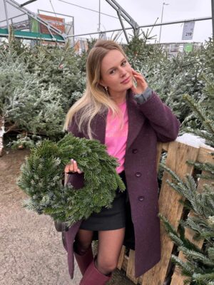 Ciepły, wełniany płaszcz jednorzędowy o luźnym kroju w pięknym kolorze.