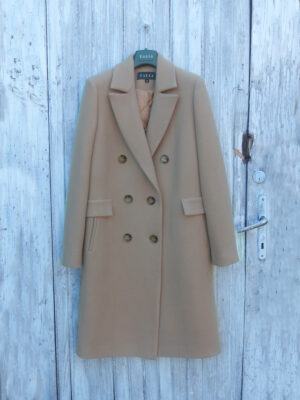 Wełniana dyplomatka durzędowa w pięknym ponadczasowym kolorze kamelowym. Klasyczny krój i kolor. Wełniana, ciepła. Obowiązkowa pozycja w szafie kapsułowej.