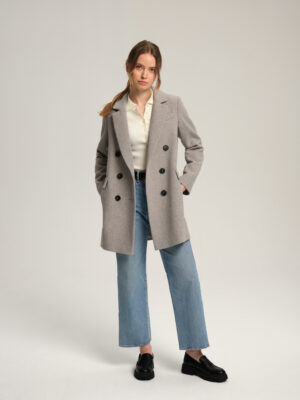 Wełniana marynarka damska w ponadczasowym swobodnym kroju i szarym kolorze. Idelanie wcieli się w rolę dyplomatki, kurtki czy krótkiego płaszcza jak i marynarki. Ciepły wełniany materiał i acetatowa podszewka zapewnią komfort noszenia przy zmieniającej się aurze.